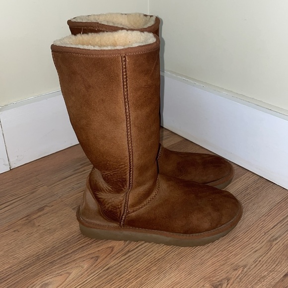 Ugg classic tall boot. Size 9 - Picture 2 of 6